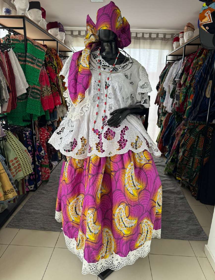 Vestimenta afro-brasileira e acessórios apresentados na Casa do Axé
