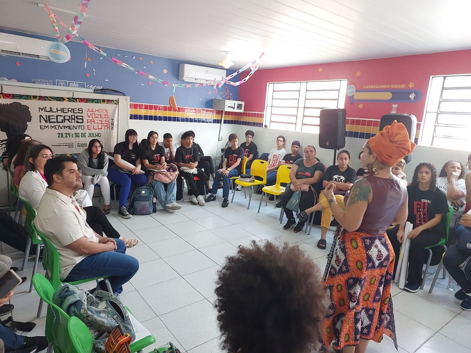Participantes em roda de conversa comunitária