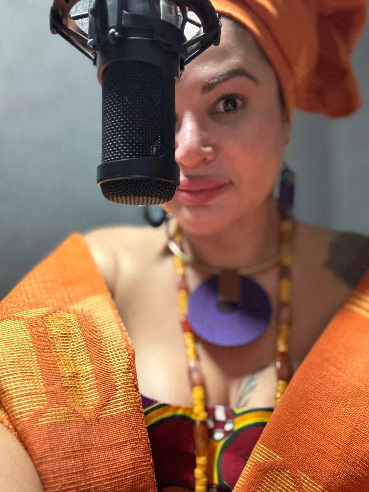 Mãe Erika de Oxum diante de microfone